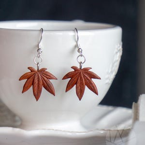 Holzohrringe Fächerahornblatt - Handgefertigte Herbstschnitzereien - Einzigartiger Herbstschmuck für Naturliebhaber