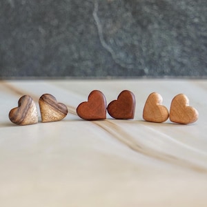 Orecchini a forma di cuore in legno fatti a mano / Gioielli minimalisti in legno naturale / Paio leggero per tutti i giorni / Toni caldi