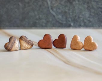 Handgjorda örhängen med trähjärta | Minimalistiska smycken i naturträ | Lätta vardagspar | Varma toner