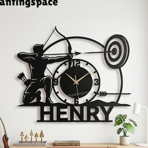Reloj metálico personalizado con diseño de arquero, adorno minimalista para la pared de la sala de estar, regalo personalizado para hijo.