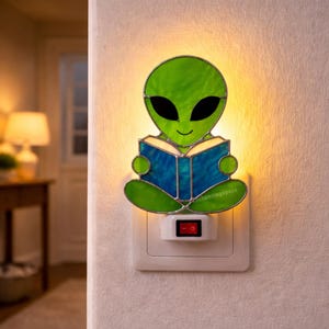 Lampada da notte in vetro colorato a forma di alieno che legge un libro, lampada da parete artigianale con spina per decorare l'angolo lettura.