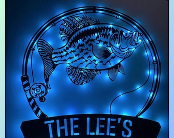 Personalizza la luce a LED per l&#39;arte della parete in metallo del pesce Crappie nero, la decorazione personalizzata del cartello con il nome del pescatore, l&#39;arte della parete in metallo del pesce Crappie nero, il regalo del pescatore