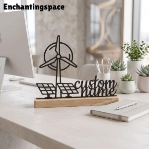 Placa metálica con nombre de energía renovable, decoración de escritorio personalizada con turbina eólica y paneles solares, ideal como regalo para ingenieros.
