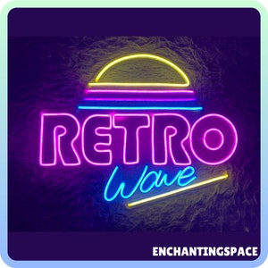 Puede incluir: Letrero de neón con el texto "RETRO Wave" en rosa, azul y amarillo. El letrero presenta un gráfico de puesta de sol estilizado sobre el texto.