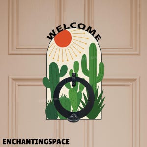 Può includere: Un battente per porta rettangolare con un tema desertico. Il design presenta cactus verdi, un sole arancione brillante e la parola "WELCOME" in alto. Un battente nero a forma di anello è centrato sul design. Il testo "ENCHANTINGSPACE" è in basso.