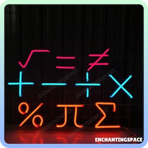 Op de afbeelding: Neon-bord met verschillende wiskundige symbolen in blauw en rood. De symbolen omvatten een vierkantswortel, een gelijkteken, een ongelijkteken, een plusteken, een minteken, een delingsteken, een vermenigvuldigingsteken, een procentteken, een pi-symbool en een sigma-symbool.