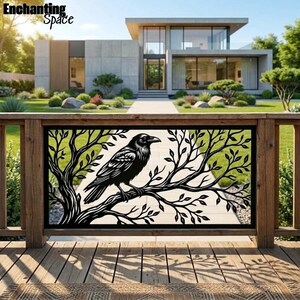 Könnte beinhalten: Ein rechteckiger Sichtschutz aus schwarzem Metall mit einem lasergeschnittenen Design eines Raben, der auf einem Ast mit detaillierten Blättern sitzt. Das Paneel ist in einen Holzrahmen eingefasst und zeigt die Silhouette des Vogels.