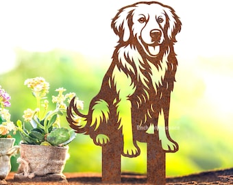 Könnte beinhalten: Ein rostfarbener Metall-Gartenstecker in Form eines sitzenden Golden Retrievers. Die Silhouette zeigt detaillierte Fellstrukturen und einen fröhlichen Gesichtsausdruck mit offenem Maul. Der Schriftzug Enchantingspace ist zu sehen.