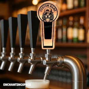 Op de afbeelding: Een houten bierkraan met een cirkelvormig ontwerp met een hond met een zonnebril en een pet. De tekst "CUSTOM NAME" staat boven de hond. De kraan schenkt bier in een glas. De tekst "ENCHANTINGSPACE" staat onderaan.