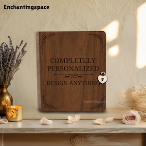 Op de afbeelding: Een houten notitieboek met de tekst "COMPLETELY PERSONALIZED DESIGN ANYTHING" gegraveerd op de kaft. Het notitieboek heeft een hartvormig slot en decoratieve hoekontwerpen. Het notitieboek is bruin en staat op een wit oppervlak.