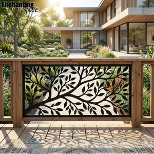 Könnte beinhalten: Ein schwarzes Metallgeländer-Paneel mit einem lasergeschnittenen Design aus Baumzweigen und Blättern. Das rechteckige Paneel ist von Pfosten aus Naturholz eingerahmt und befindet sich auf einer Terrasse vor einem modernen Wohnhaus.