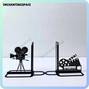Kundenspezifische Kino Metallbuchstützen, Filmtischschild-Dekor, personalisierte Filmname-Buchstütze, Metallschreibtischdekor, Bücherständer-schwarze Metallkunst