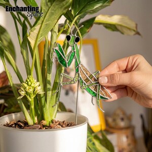 Tuteur pour plante en vitrail représentant une mante religieuse, attrape-soleil artisanal en verre représentant un insecte, pot de fleurs décoratif en forme de mante religieuse