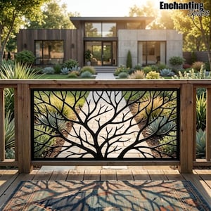 Könnte beinhalten: Ein schwarzes Metallgeländer-Paneel mit einem lasergeschnittenen Ast-Silhouetten-Design. Das rechteckige Paneel ist von vertikalen Holzpfosten eingerahmt und befindet sich auf einer Holzterrasse mit Blick auf einen Steinweg und ein modernes Haus.