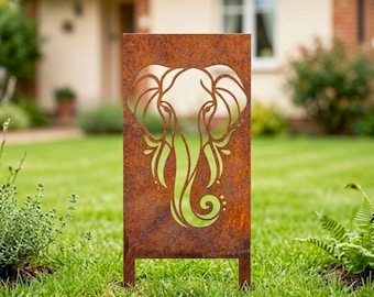 Puede incluir: Un estaca de jardín rectangular de metal con un diseño de cabeza de elefante cortado con láser y un acabado marrón oxidado. La pieza muestra líneas fluidas y detalladas que forman las orejas, los ojos y la trompa del elefante.