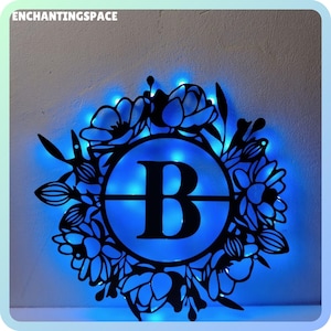 Arte de pared de metal con monograma y letras florales personalizadas, luz LED, letrero LED de metal con una sola letra, decoración con letreros con iniciales, arte de pared con nombre de familia