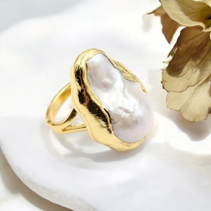 Pearl Ring • Adjustable Gold Plated Ring • White Baroque Pearl • Natural and Elegant  • Perfect for Women • Baroque Style