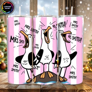 Peut inclure: Trois gobelets en acier inoxydable avec un motif de mouette de dessin animé. Le motif présente une mouette blanche avec des ailes noires et un bec jaune, criant les mots "MRS. SMITH!" sur un fond à rayures roses et blanches. Chaque gobelet a une paille blanche.