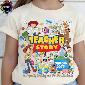 Puede incluir: Una camiseta de color crema con un estampado gráfico colorido de varios personajes animados, material escolar y el texto "TEACHER STORY" y "To Infinity And Beyond For Our Students" con "YOU CAN DO IT!" en una pizarra verde.