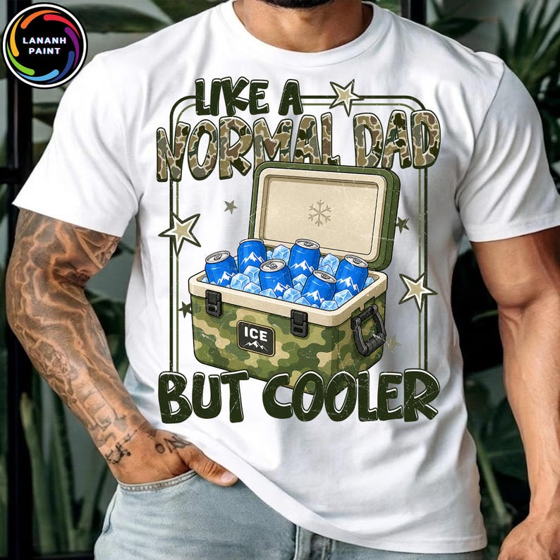 K&ouml;nnte beinhalten: Wei&szlig;es T-Shirt mit einer Grafik einer Camouflage-K&uuml;hltasche, gef&uuml;llt mit Eis und blauen Dosen. Der Text lautet "LIKE A NORMAL DAD BUT COOLER" in gr&uuml;ner Camouflage-Schrift. Das Shirt hat einen Rundhalsausschnitt und kurze &Auml;rmel.