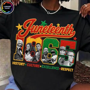 Op de afbeelding: Zwart shirt met lange mouwen met het woord "Juneteenth" in rood en gele letters boven de cijfers "1865" in groen en rood. Het shirt bevat portretten van historische figuren en de woorden "Geschiedenis, Cultuur, Excellentie, Respect".