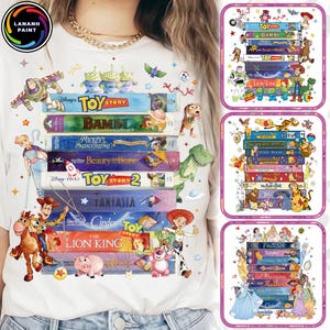 Puede incluir: Camiseta blanca con un diseño de cintas VHS de Disney, incluyendo Toy Story, Bambi y El Rey León. La camiseta presenta el texto "LANANH PAINT" en un logotipo circular. El diseño incluye varios personajes de dibujos animados.