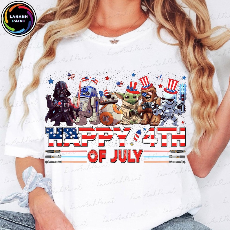 K&ouml;nnte beinhalten: Wei&szlig;es T-Shirt mit einer Grafik von Star Wars-Charakteren in patriotischer Kleidung, darunter Darth Vader und R2-D2. Der Text "HAPPY 4TH OF JULY" ist in Rot, Wei&szlig; und Blau dargestellt.