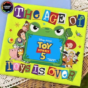 Puede incluir: Una camiseta de color verde lima brillante con un estampado gr&aacute;fico de personajes de Disney Pixar Toy Story rodeando un marco con forma de rana verde. El texto dice THE AGE OF TOY STORY 5 ONLY IN THEATERS JUNE 19 TOYS IS OVER en estilo de nota.