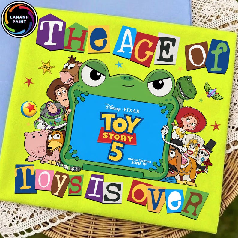 Puede incluir: Una camiseta de color verde lima brillante con un estampado gr&aacute;fico de personajes de Disney Pixar Toy Story rodeando un marco con forma de rana verde. El texto dice THE AGE OF TOY STORY 5 ONLY IN THEATERS JUNE 19 TOYS IS OVER en estilo de nota.