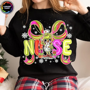 グリーン・ミーン・ガイ・ナースPNG、プレッピー・コケット・ナース・クリスマスPNG、クリスマス・ナースPNG、ナースへのホリデーギフト、ナース・クリスマス映画PNG