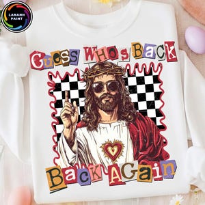 Peut inclure: Sweat-shirt blanc avec un motif de Jésus portant des lunettes de soleil et une couronne d'épines, avec le texte "Guess Who's Back Back Again". Le motif est placé sur un fond à carreaux noir et blanc.