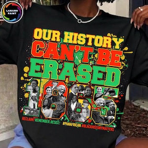 Könnte beinhalten: Ein schwarzes T-Shirt mit dem gelben, roten und grünen Text "OUR HISTORY CAN'T BE ERASED" über einer Collage historischer Persönlichkeiten. Das Design enthält Farbspritzer und den Text "RECLAIM. REMEMBER. RESIST. #PANAFRICAN #BLACKHISTORYMATTERS."
