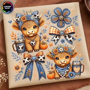 Può includere: Un tessuto beige con un motivo ripetuto di due soffici mucche highland con corone di fiori blu e arancioni, fiocchi in denim blu, zucche arancioni e tazze blu con motivi a cuore. Piccoli cuori arancioni e blu sono sparsi sul tessuto.