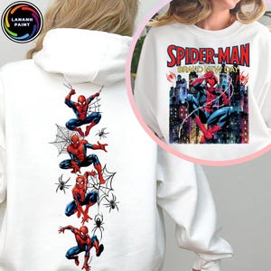 Op de afbeelding: Een wit sweatshirt met capuchon met een verticale afbeelding van Spider-Man in verschillende houdingen met spinnenwebben en spinnen op de achterkant, en een afbeelding op de voorkant met Spider-Man in een stad met de tekst Spider-Man Brand New Day in rood en blauw.