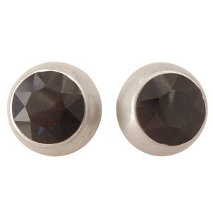 Pendientes de clip minimalistas vanguardistas de cúpula gigantesca extremadamente grandes con forma de círculo de plata antigua y cristal facetado negro de la década de 1980.
