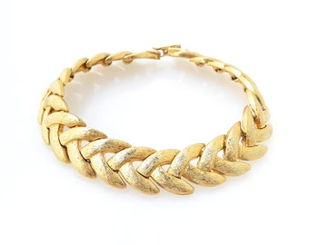 1990s Vintage gold textured chevron boomerang link boho bohemian minimalist chunky graphic geometric statement bracelet