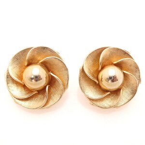 Abstrakte und skulpturale Vintage 1960er Jahre signiert Designer Marvella Gold künstlerische Blume Boho Statement Ohrclips