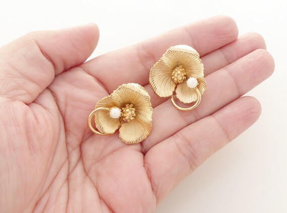 1950s Vintage gold three petal flower with a faux… - image 8