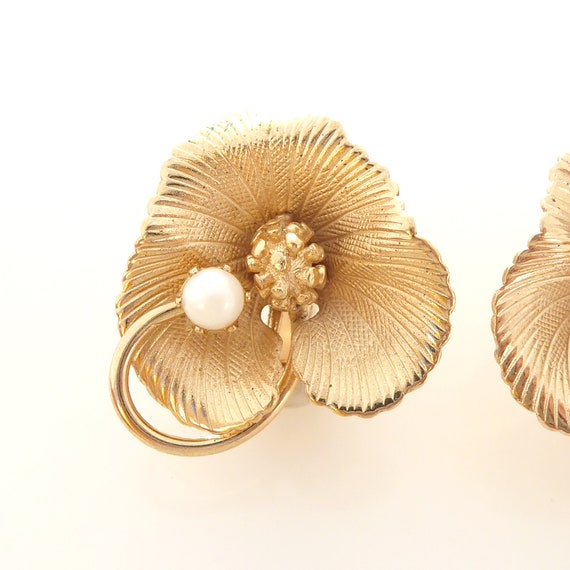 1950s Vintage gold three petal flower with a faux… - image 4