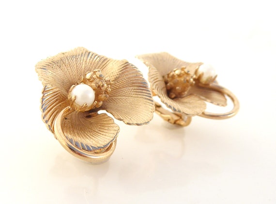 1950s Vintage gold three petal flower with a faux… - image 2