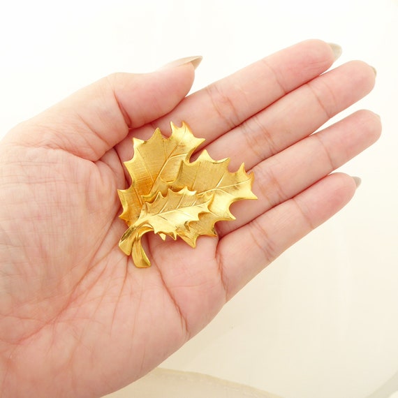 Vintage 2" bright yellow gold shiny holly leaves … - image 5