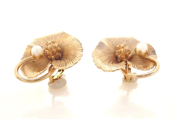 1950s Vintage gold three petal flower with a faux… - image 3