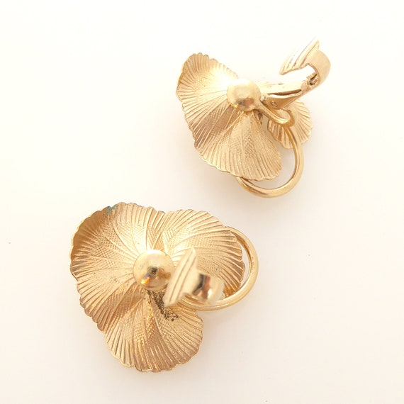 1950s Vintage gold three petal flower with a faux… - image 7