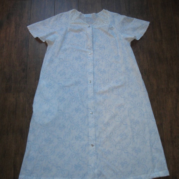 Lorraine Sz Small robe, 39 bust, Lace yoke / trim, Cap sleeve, White w/ pastel blue bows and flowers, Made in USA, Polyester cotton mix VTG