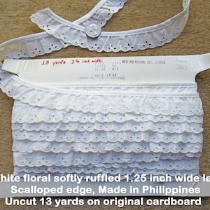 Pieza de 13 yardas de encaje de 1,25 pulgadas, suavemente fruncido, borde festoneado, fabricado en Filipinas, sin cortar 13 yardas en cartón original, mezcla de poliéster y algodón