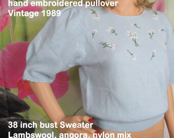 38 bust pullover Sweater, Susan Bristol for Lord & Taylor hand embroidered, Lambswool, angora, nylon, Baby blue w/ white daisies, 1989 label