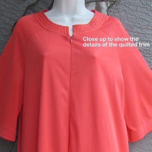 46 Büste Vanity Fair Robe, Orangefarbener Nylon-Reißverschluss vorne knielang, Größe Large, Steppbesatz am Ausschnitt und Ärmelbündchen, Hergestellt in den USA, VTG