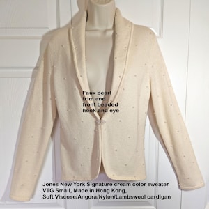 Jones New York Signature cremefarbener Pullover, VTG klein, Made Hong Kong, weiche Viskose / Angora / Nylon / Lammwolle Strickjacke, Perlenbesatz, Haken vorne