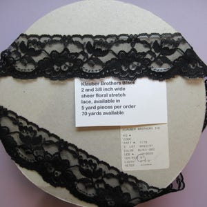 Schwarze 2 und 3/8 Zoll breite florale Stretch-Spitze von Klauber Brothers, Seiten mit gewelltem Rand, Verwendung für Stirnband, Tanz, Gymnastik, Dessous