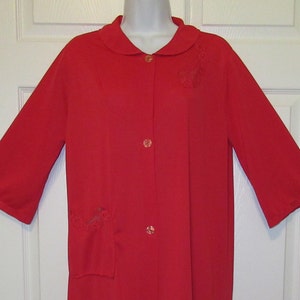 40 bust Sz MED Lorraine robe, Quality Lingerie logo, Red nylon, 3/4 sleeve, Peter Pan collar, Floral lace, Button front & pocket Made in USA